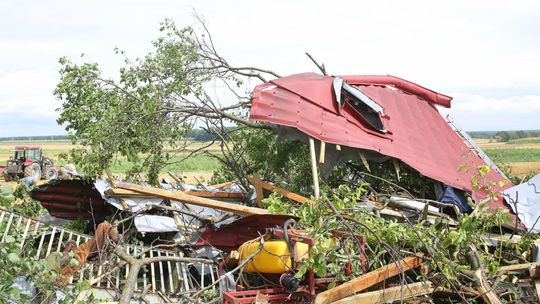 Zniszczony dom i uprawy po burzy. Gdzie uzyskać pomoc, ile można dostać?