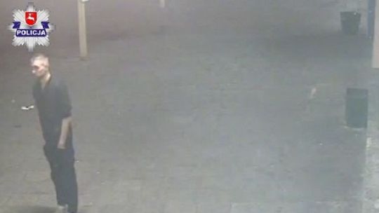 Zniszczył autobusy na dworcu. Poszukuje go policja [wideo]