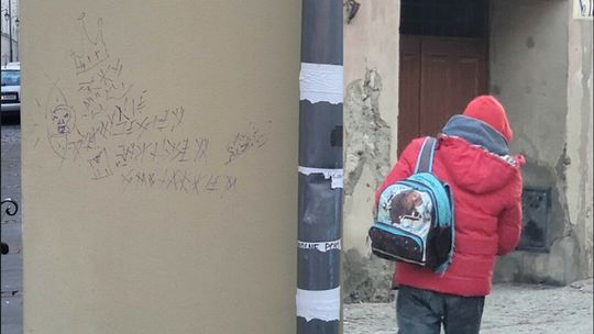 Zniszczył elewację Teatru Starego. Poznali go po plecaku