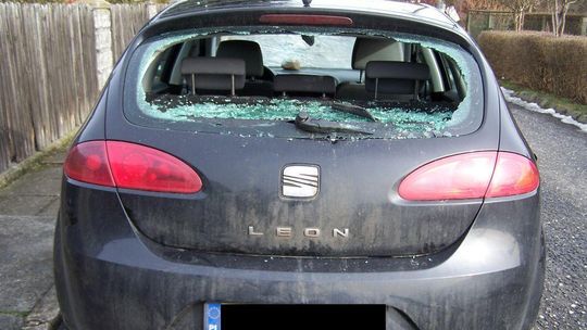 Zniszczyli auto, bo… nie lubią sąsiada