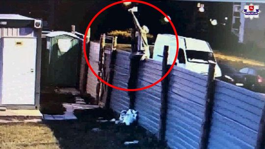 Zniszczyli kamerę i czujnik na budowie bloku. Nagrała ich inna kamera [wideo]