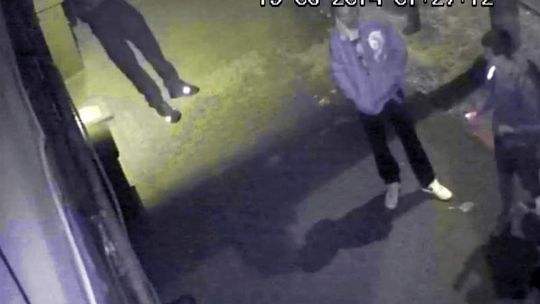 Zniszczyli kamerę. Nagrał ich monitoring