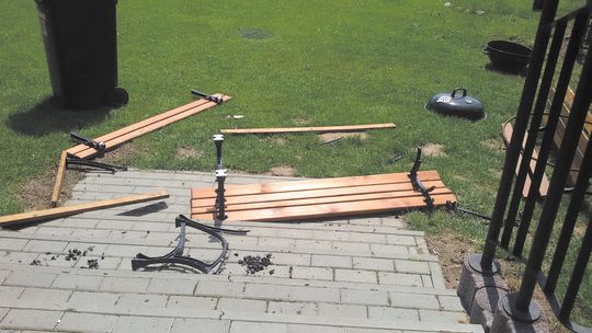 Zniszczyli nowe ławki, ale takiego rozwoju sytuacji się nie spodziewali