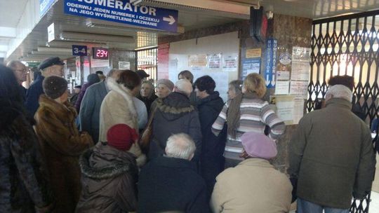 Znowu kolejki w szpitalu przy al. Kraśnickiej. Urzędnicy obiecują poprawę