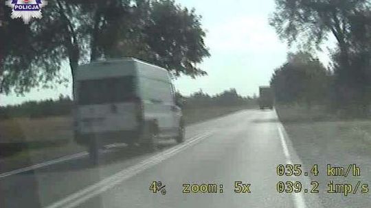 Zobacz, jak kierowca busa wyprzedza na skrzyżowaniu (wideo)