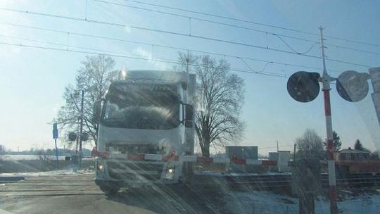 Zobacz jak kierowcy omijają szlaban na przejeździe