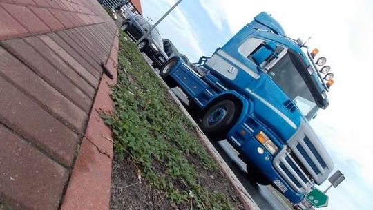 Zobacz kontrolowany poślizg... tirem! (wideo)