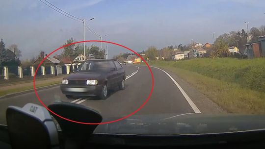 Zobaczył kierowcę jadącego całą szerokością drogi. Domyślił się, że coś jest z nim nie tak