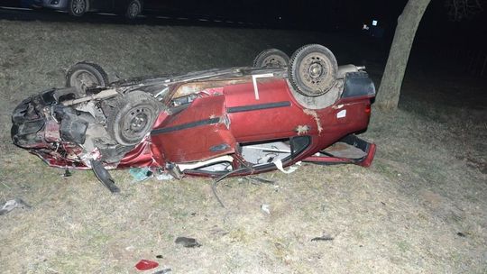 Zobaczył sarnę, chciał skręcić, wpadł w poślizg. Poboczem szedł 39-latek