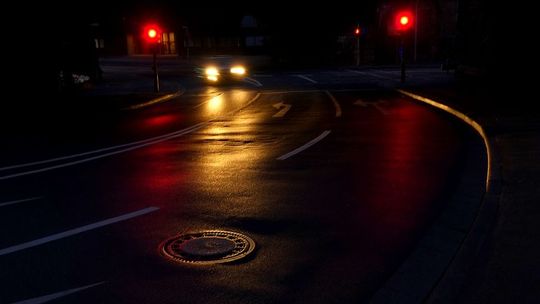 Zobaczył, że samochód za nim jedzie bez świateł. Prawidłowa reakcja