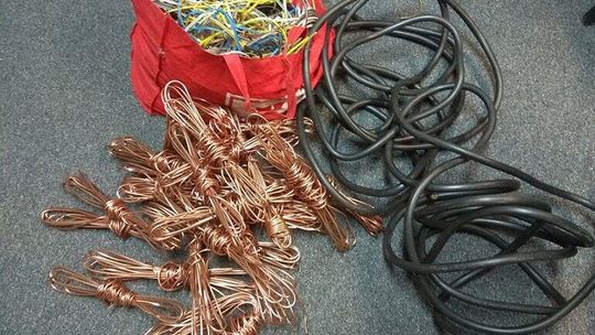 Zobaczyli kable wystające z ziemi i pomyśleli: "Ukradniemy" 