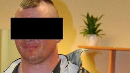 Zobaczyli zapalone światło w szkole. Dyrektorka w łazience znalazła tego mężczyznę