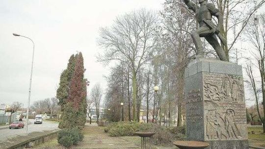 Żołnierza na pomniku trzeba przebrać? Teraz wygląda jak partyzant sowiecki