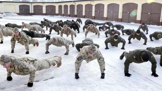 Żołnierze lubelskiej brygady gotowi do wyjazdu na misje. Zrobili 22 pompki. O co chodzi w tej akcji?