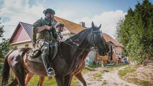 Żołnierze na koniach patrolowali fikcyjną granicę. Szukali dywersantów