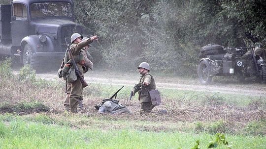 Żołnierze na polach pod Kraśnikiem. Rekonstrukcja historyczna przyciągnęła tłumy