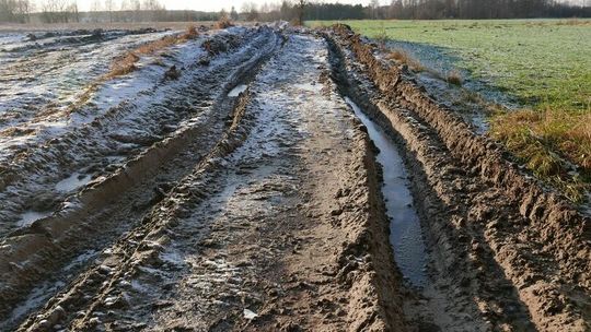 Żołnierze naprawiają zniszczone drogi nad Bugiem