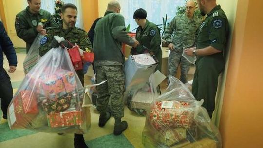 Żołnierze NATO dali prezenty dzieciom z Pogodnego Domu [zdjęcia]