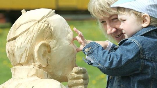 Żołnierze Wyklęci czy rzeźby papieża w parku? Radny PiS proponuje, burmistrz odpowiada