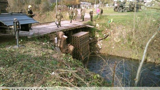 Żołnierze wyremontowali mieszkańcom most