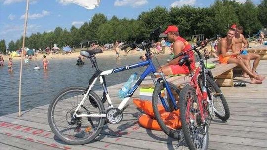 Żółtańce: Psy i pijacy, a obok turyści