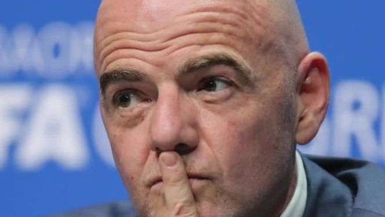 Żółte kartki dla trenerów? FIFA testuje nowe przepisy (wideo)