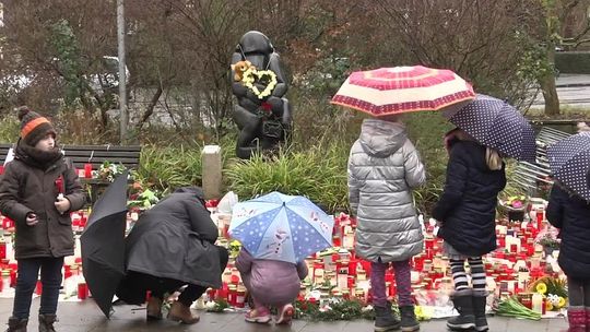Zoo w Krefeld już otwarte. Odwiedzający ustawili znicze przy spalonej małpiarni