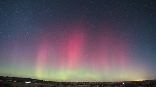 Zorza polarna nad Polską. Niezwykły film stworzony na Suwalszczyźnie z ponad 700 zdjęć