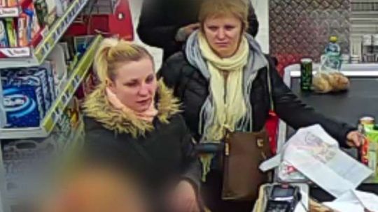 Zostawił na chwilę tablet i poszedł przymierzyć ubranie. Sprzęt zabrały dwie kobiety (wideo)