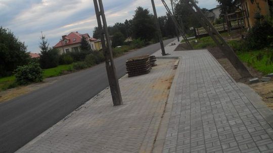 Zostawili słup na środku nowej zatoczki autobusowej