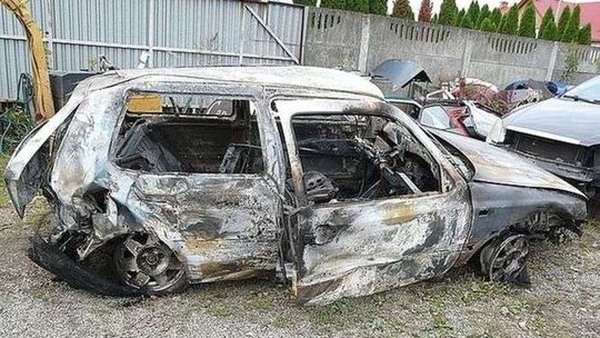 Zostawili umierającą koleżankę przy płonącym samochodzie. Usłyszeli wyrok