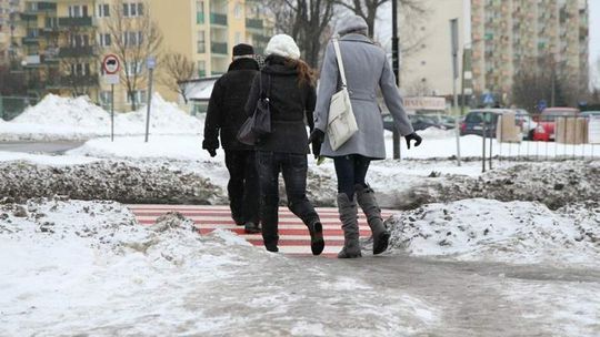 Żrąca sól na chodnikach szkodzi. Ale nie rezygnują z niej, by nie musieć machać łopatą