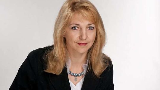 Zrezygnowała z pracy w szkole, zrzekła się mandatu radnej. Dostała nową pracę