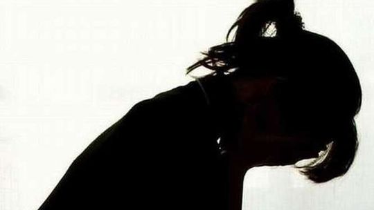 Zrobił z dziewczyny seksualną niewolnicę. Popełniła samobójstwo