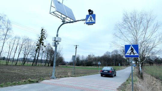 Zrobili na pustkowiu nowoczesne przejście i przystanki. Chodników i komunikacji brak [wideo]