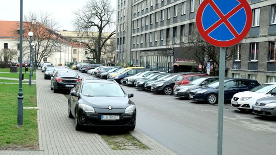 Zrobili sobie parking na alejce dla pieszych. Straż Miejska nie może interweniować