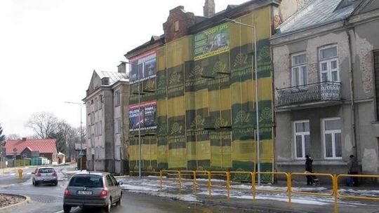Zrujnowana kamienica straszy w mieście. Problem schowany pod reklamami