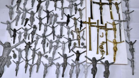 Zrywali krzyże z nagrobków, wpadli na gorącym uczynku