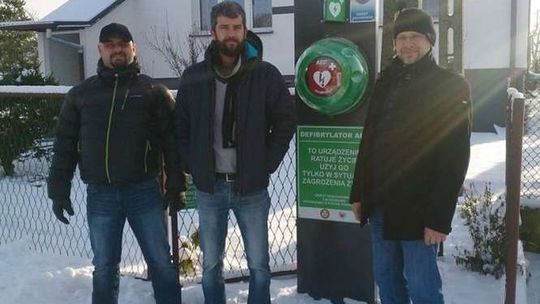 Zrzucili się na defibrylator. Automat stanął w środku wsi