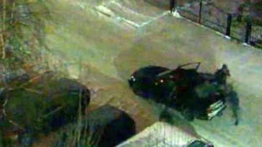 Zuchwała kradzież na parkingu, złodziei nagrała kamera