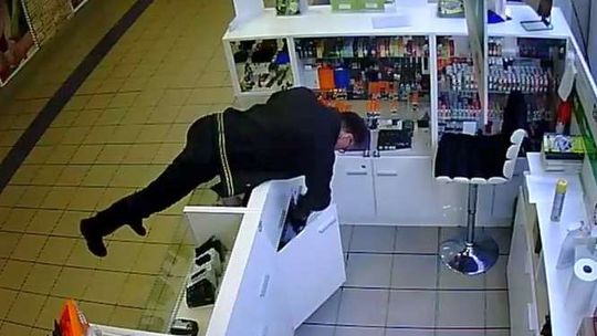 Zuchwała kradzież w Leclercu w Lublinie. Kto rozpoznaje złodzieja?