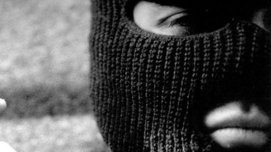 Zuchwali bandyci wbiegali w kominiarkach do domów i napadali mieszkańców