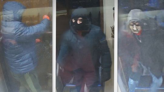 Zuchwały napad na jubilera w Lublinie. Policja pokazuje zdjęcia i film