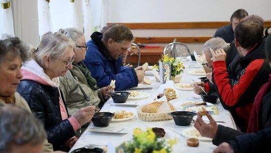 Żurek i sałatka jarzynowa w Kuchni Brata Alberta. "Potrzebujących przybywa" 