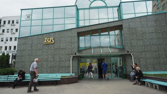 ZUS nagrodami dla pracowników przebił marszałka