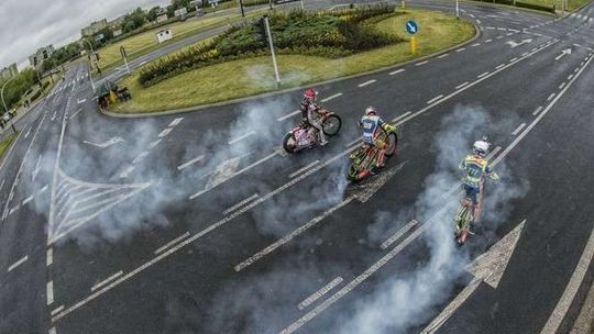 Żużlowcy ścigali się na rondzie na Czechowie. Film już gotowy