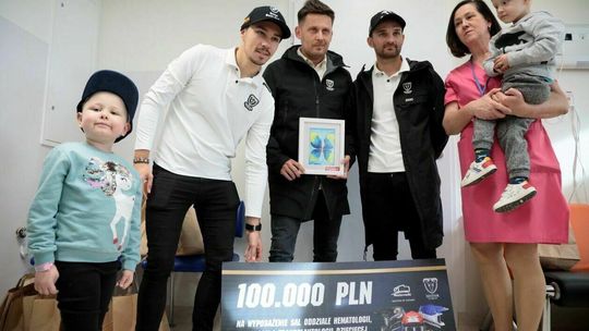 Żużlowcy zrobili piękny prezent chorym dzieciom. Dali duże pieniądze dla szpitala