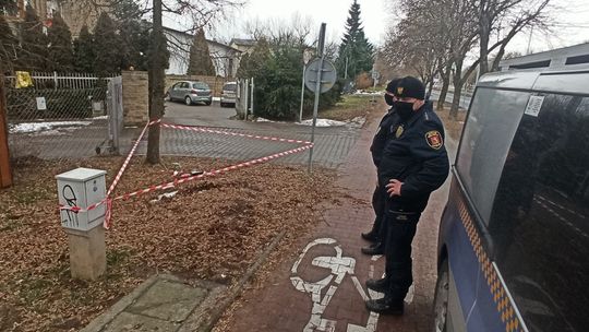 Zużyte strzykawki i igły. Wyrzucone odpady medyczne zabezpieczają strażnicy miejscy