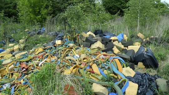 Zwały ścinków z gąbki na działce w Lublinie. Mandat nie pomógł