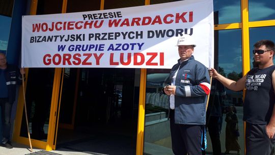 Związkowcy o „bizantyjskim przepychu” w Azotach. Przynieśli transparent pod siedzibę spółki